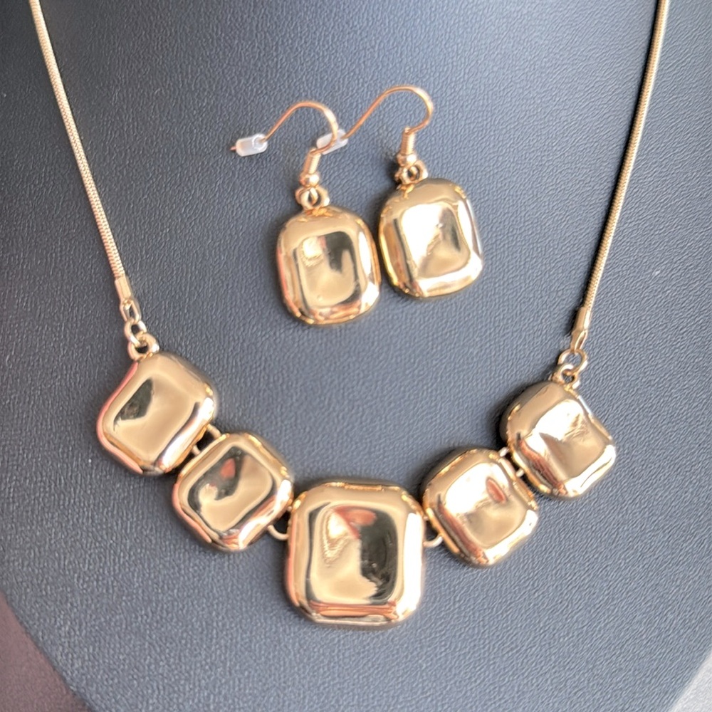 Modern Gold Tone Necklace w Matching Dangly Earrings